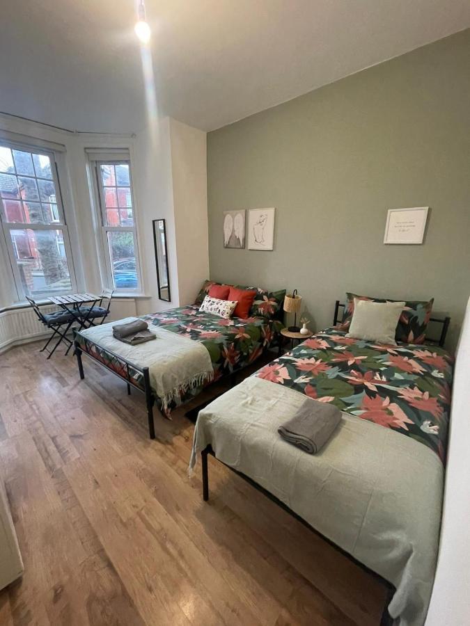 Contemporary Private Rooms Near Central Лондон Экстерьер фото