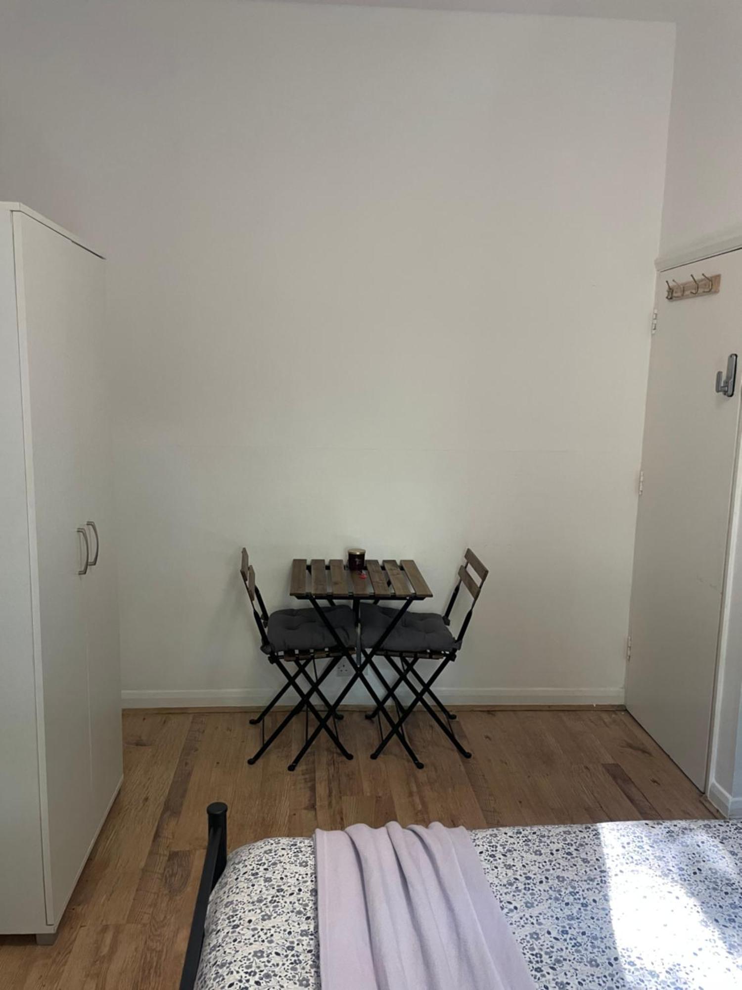 Contemporary Private Rooms Near Central Лондон Экстерьер фото