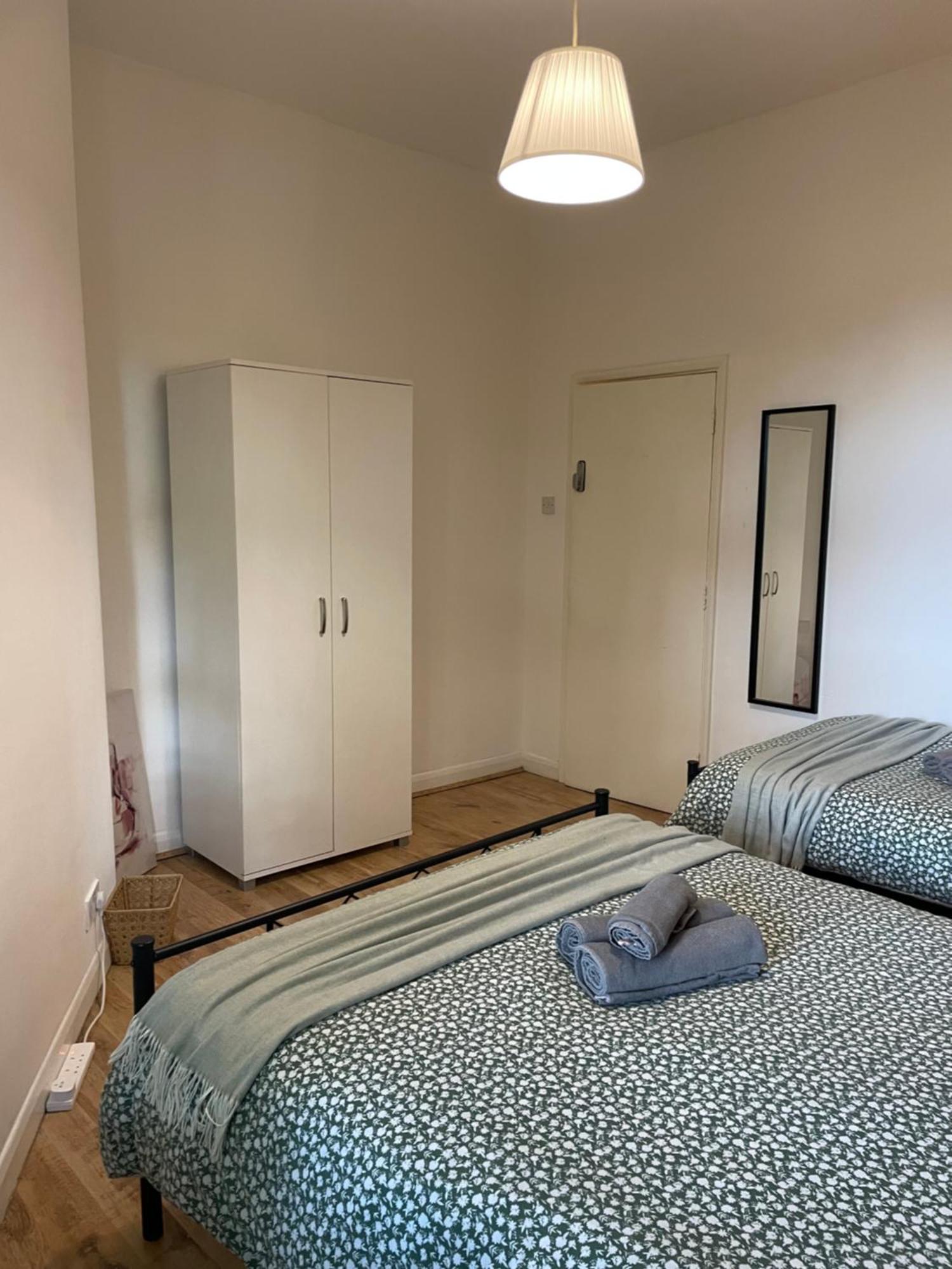 Contemporary Private Rooms Near Central Лондон Экстерьер фото