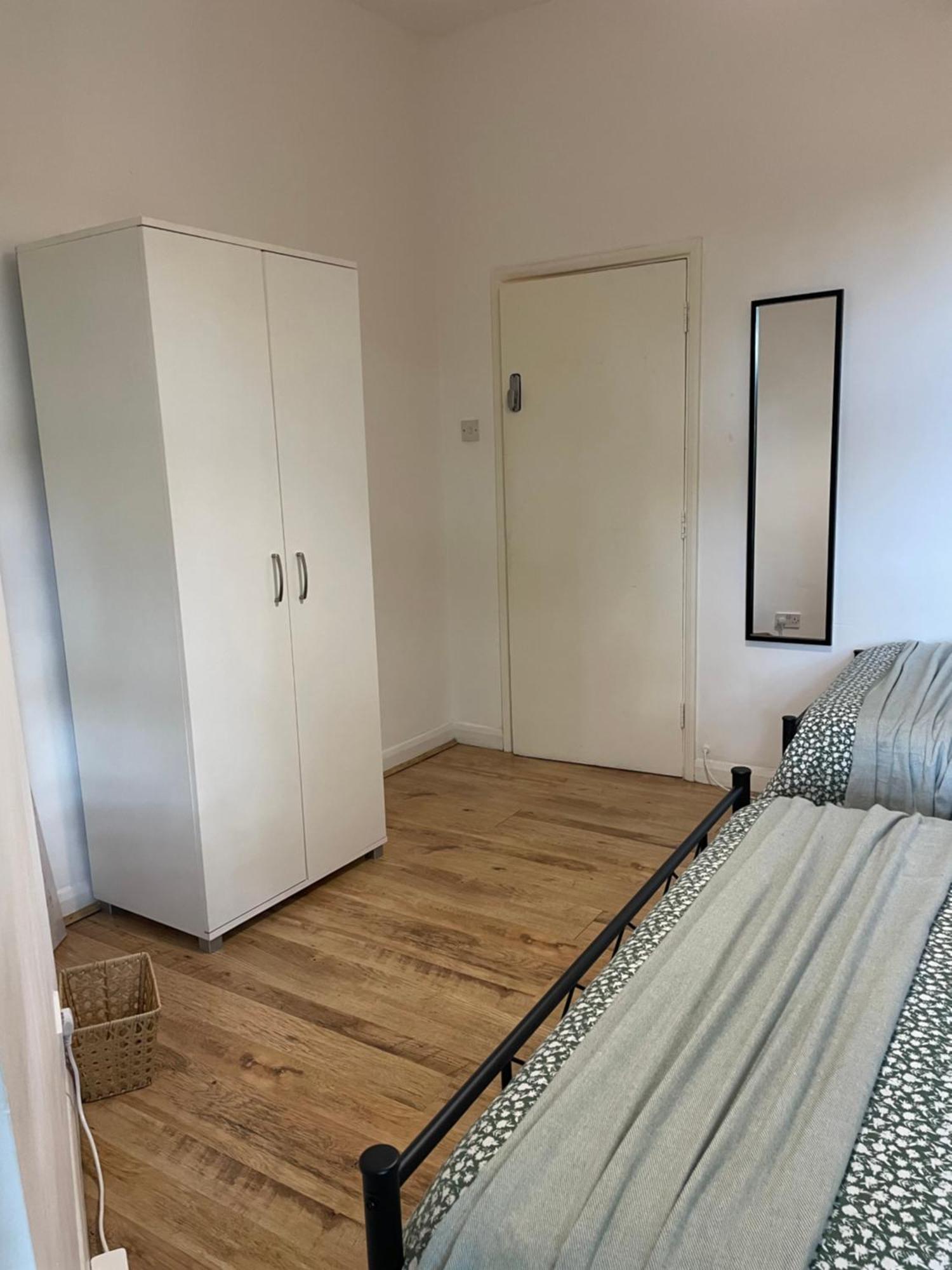 Contemporary Private Rooms Near Central Лондон Экстерьер фото